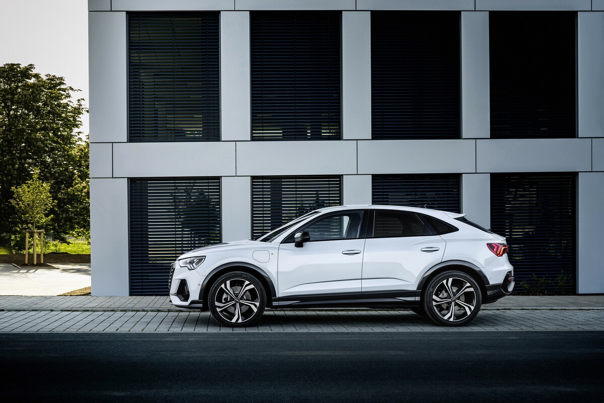 El Audi Q3 Sportback Híbrido ilustra sofisticación y estilo en el ámbito urbano. El Audi Q3 Sportback Híbrido ilustra sofisticación y estilo en el ámbito urbano.