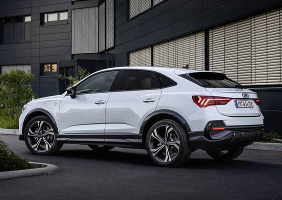 Audi Q3 Sportback Híbrido con vista lateral y trasera en ambiente urbano Audi Q3 Sportback Híbrido con vista lateral y trasera en ambiente urbano