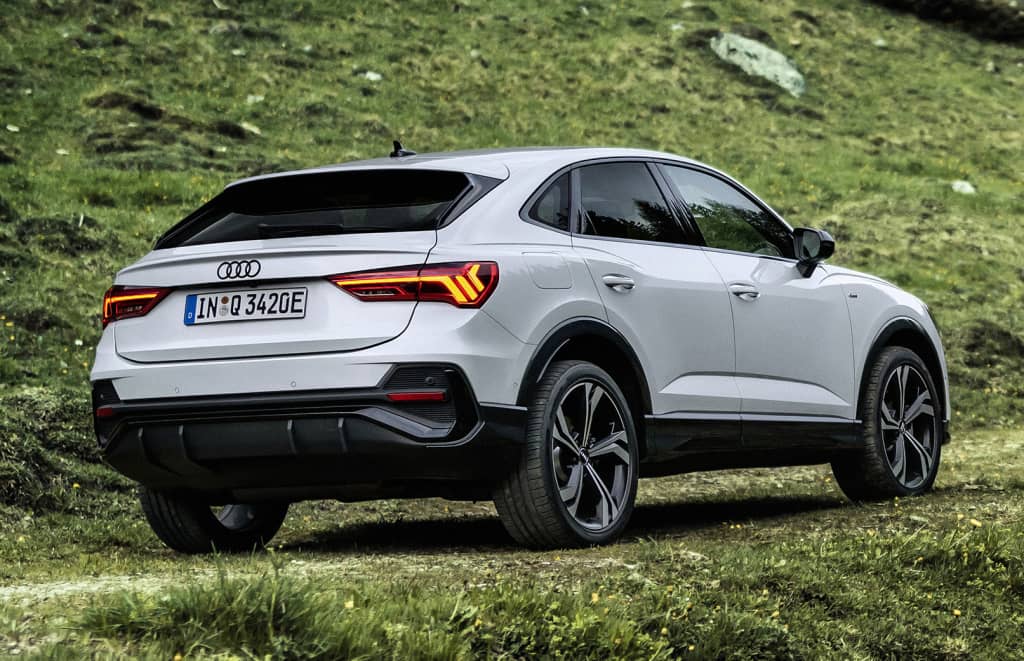 Vista trasera lateral del Audi Q3 Sportback Híbrido en la naturaleza