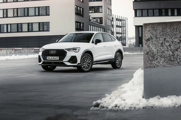 Perfil del Audi Q3 Sportback mostrando su diseño dinámico y moderno. Perfil del Audi Q3 Sportback mostrando su diseño dinámico y moderno.