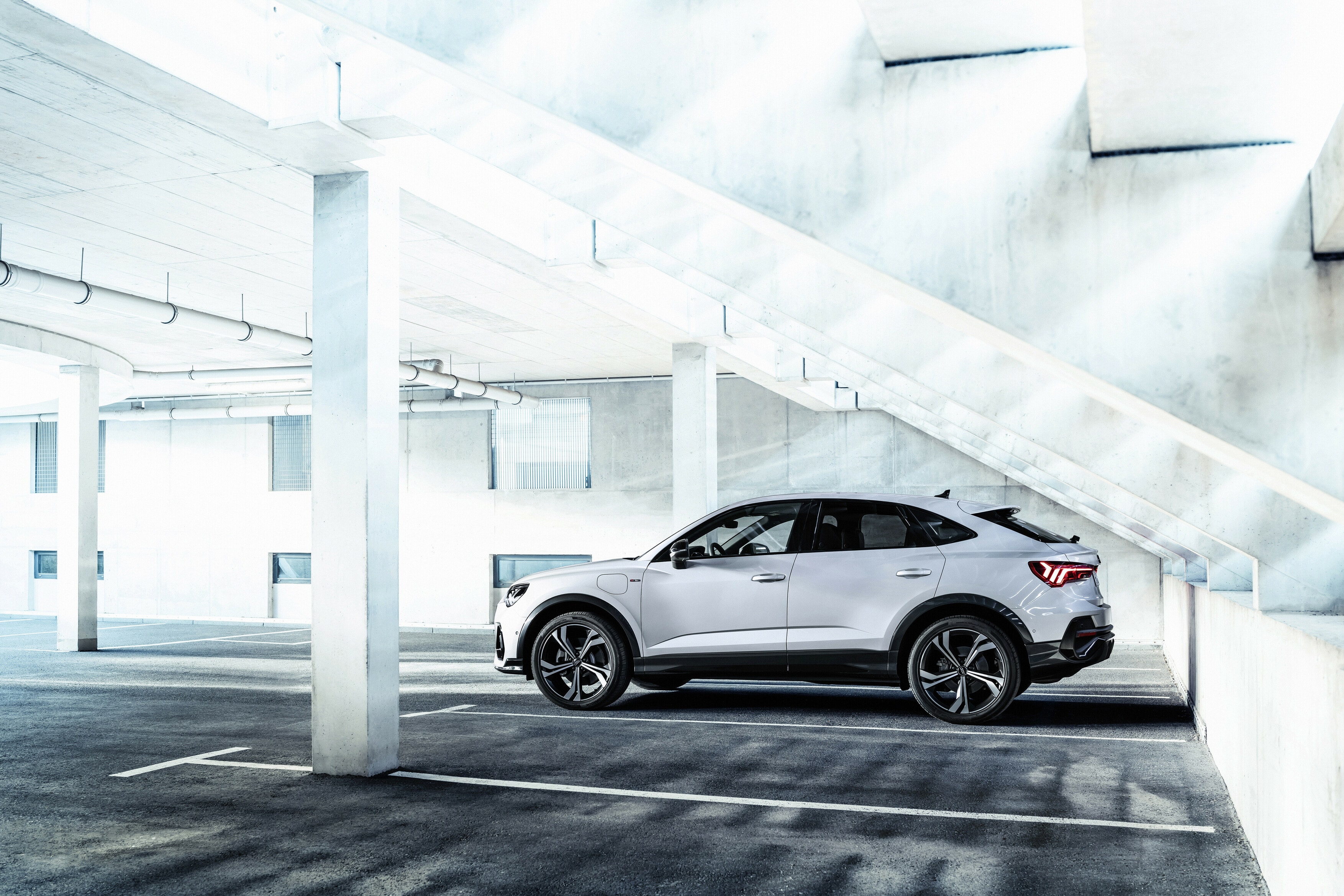 Perfil lateral del Audi Q3 Sportback híbrido en un estacionamiento