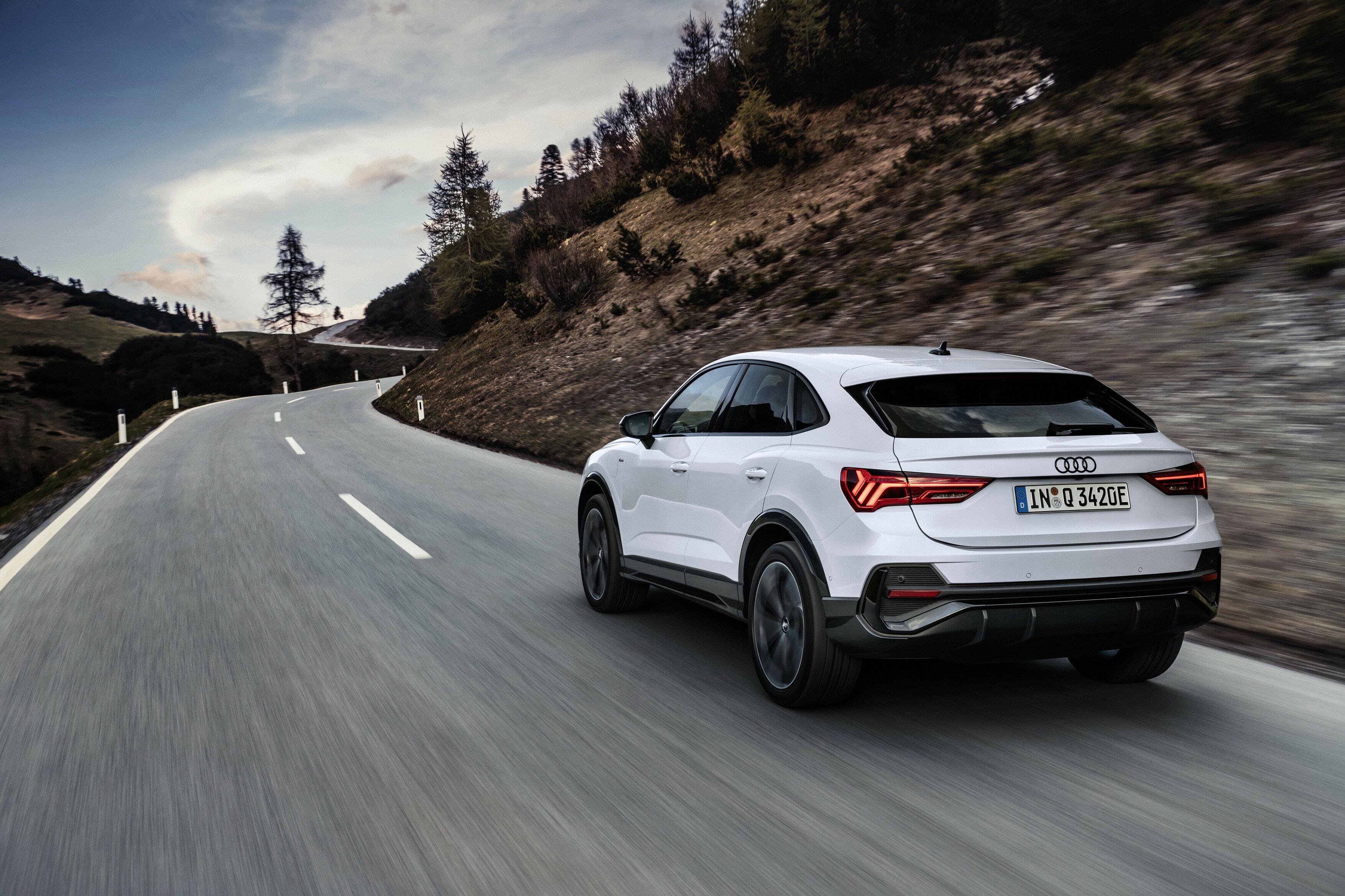 Trasera del Audi Q3 Sportback híbrido en carretera montañosa