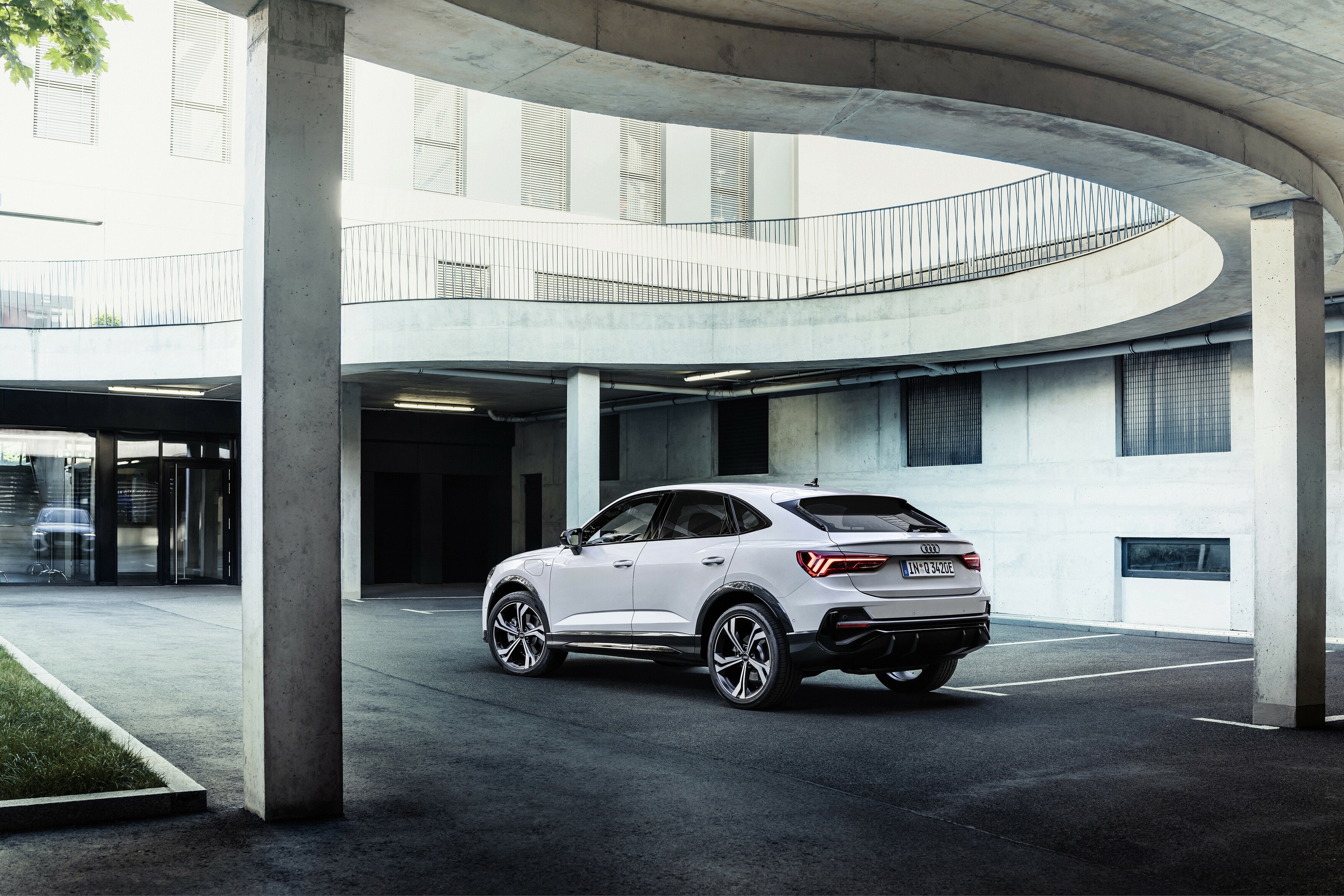 Audi Q3 Sportback híbrido con fondo de estructuras urbanas