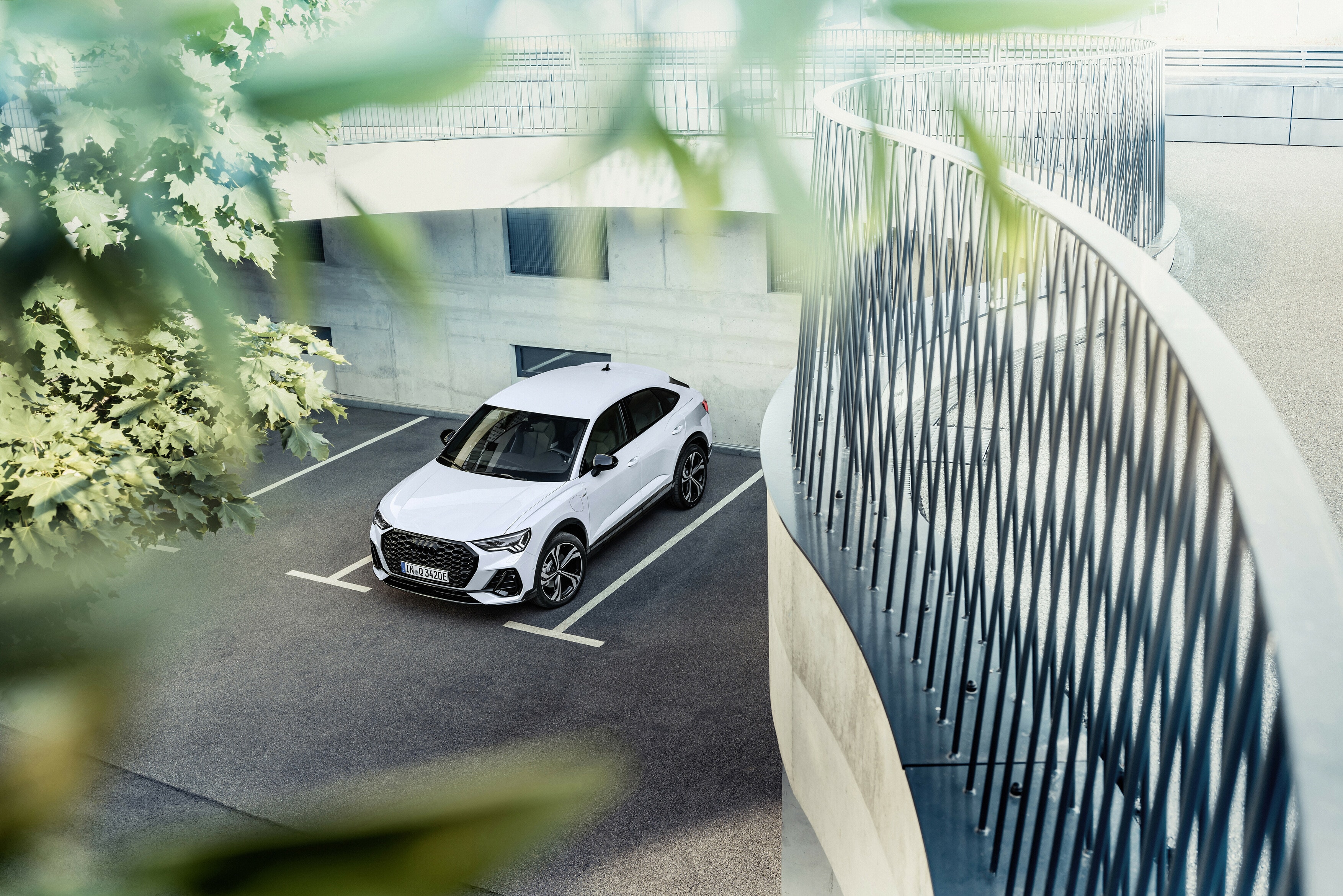Audi Q3 Sportback híbrido capturado desde una perspectiva aérea.