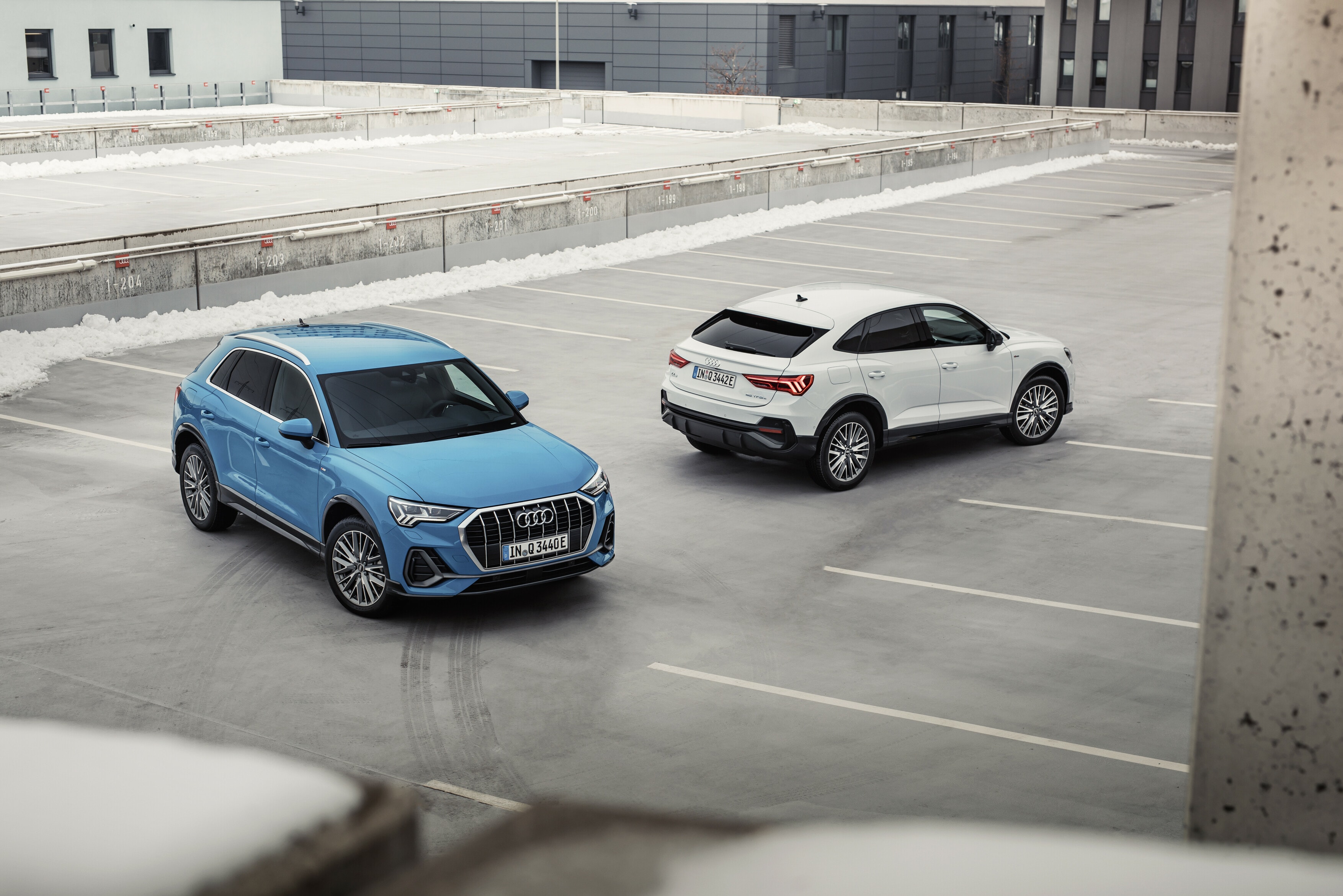 Comparativa lateral de dos Audi Q3 Sportback en entorno urbano.