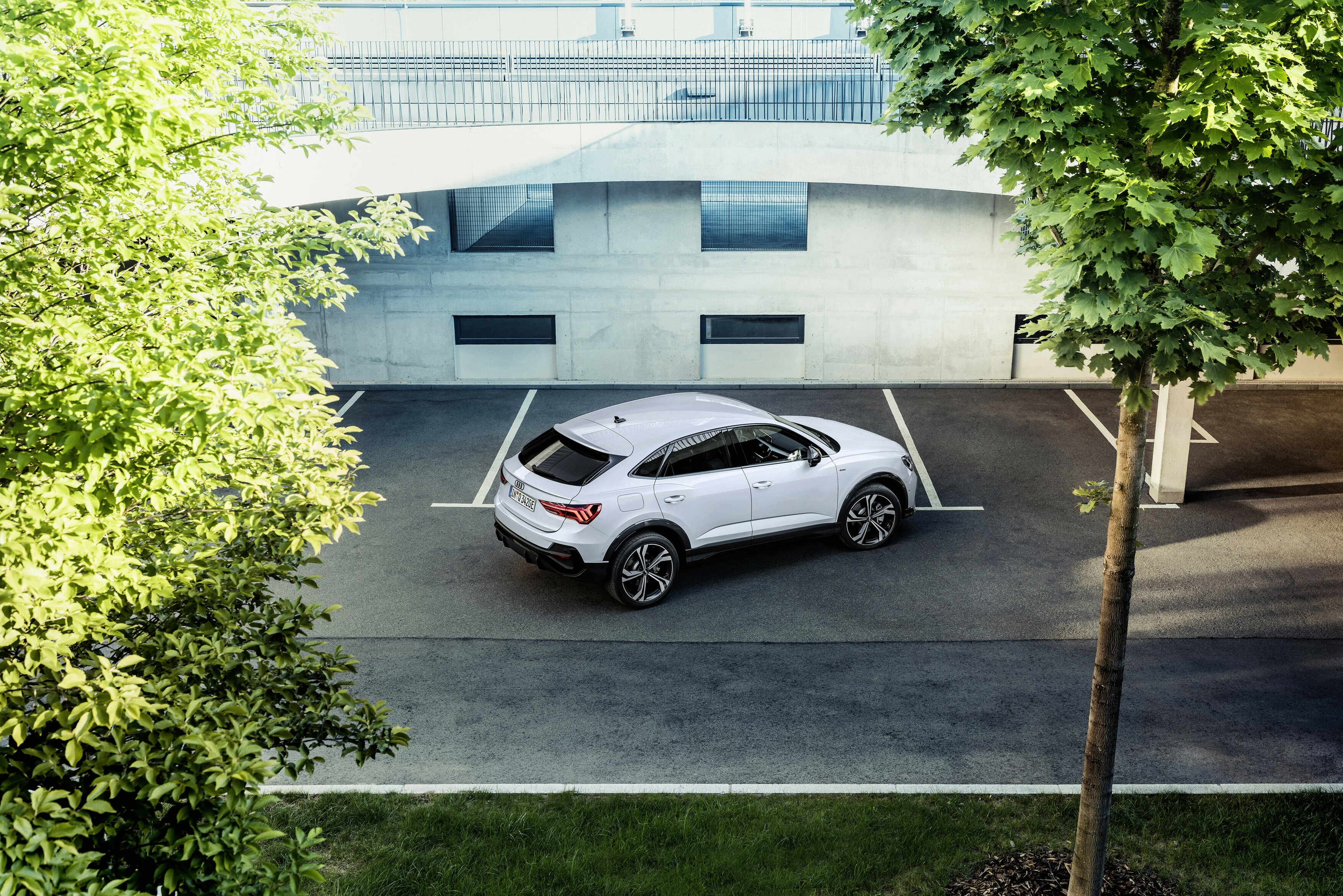 Vista superior del Audi Q3 Sportback híbrido en contexto urbano.