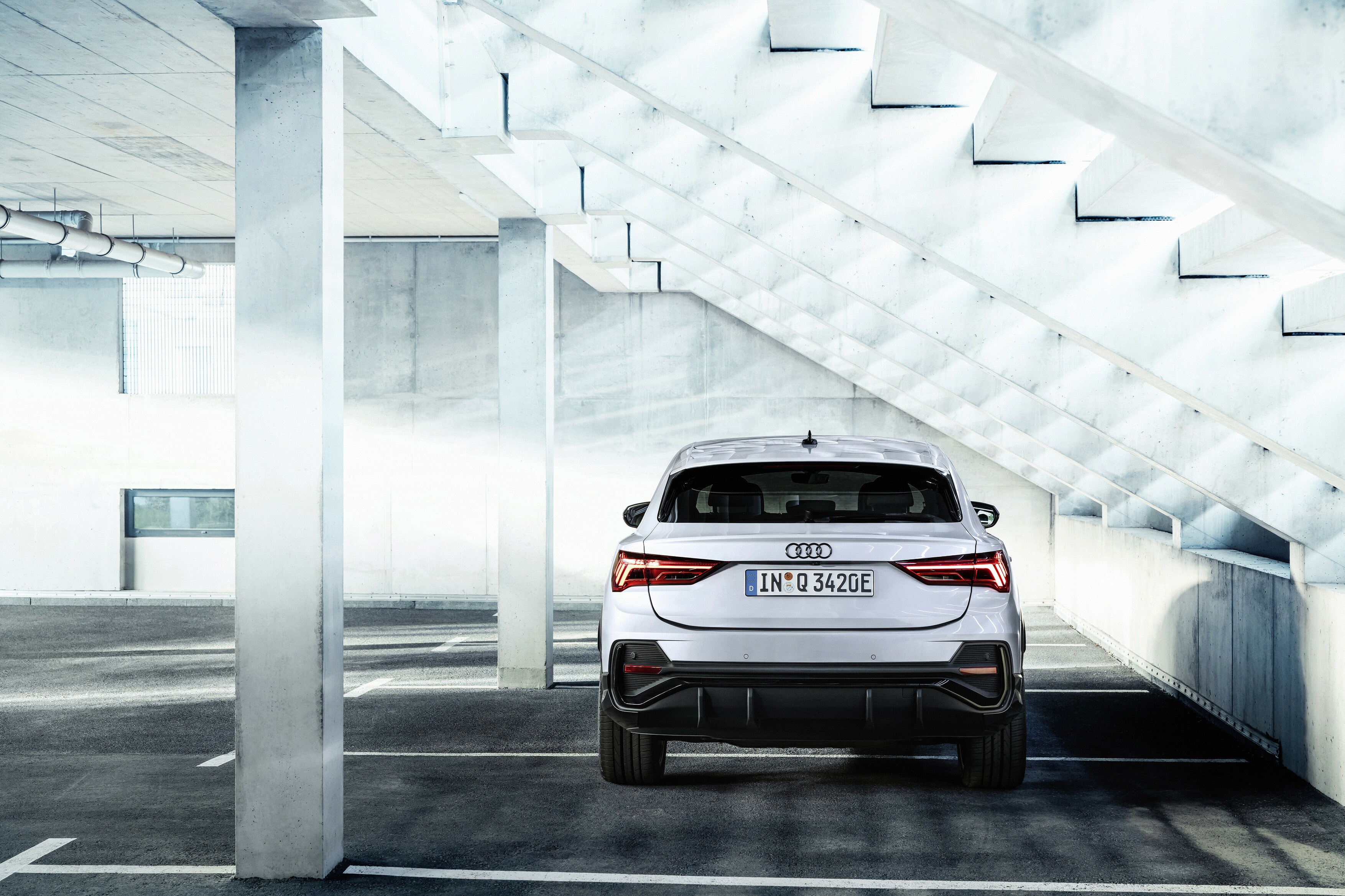 Vista trasera del Audi Q3 Sportback híbrido en parking subterráneo.