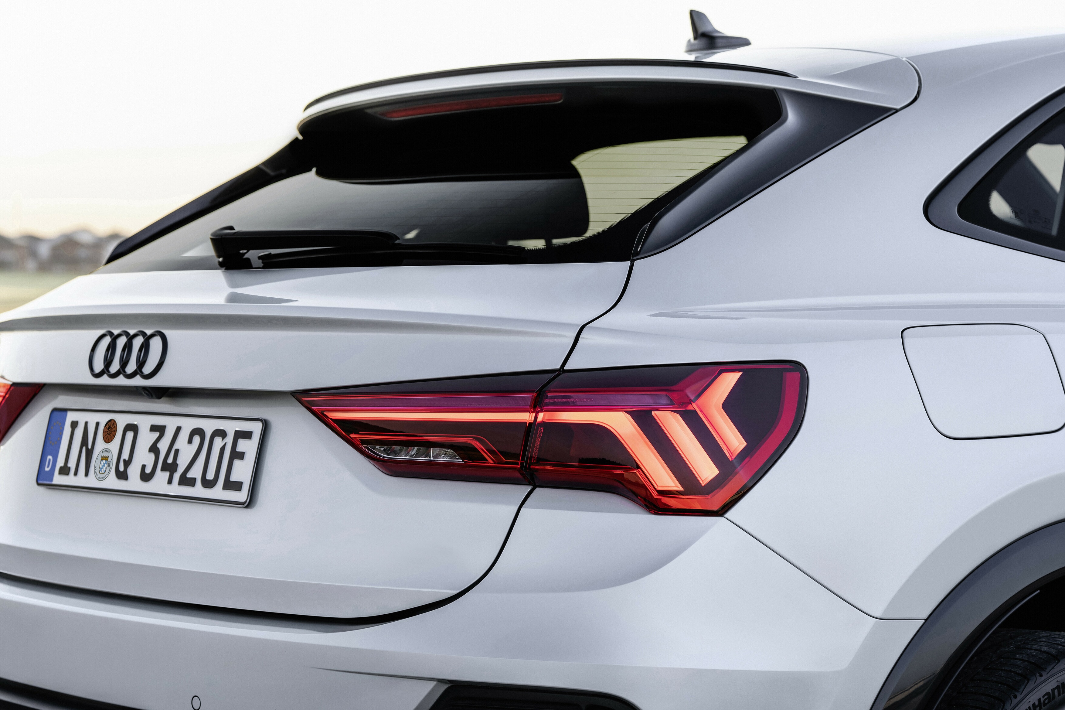 Vista nocturna del diseño trasero y ópticas del Audi Q3 Sportback.