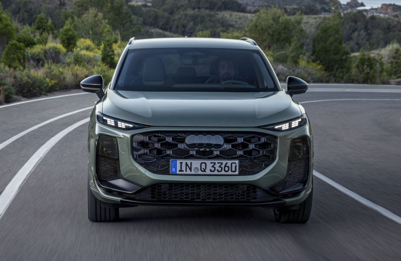 Vista frontal en carretera que evidencia su diseño imponente.