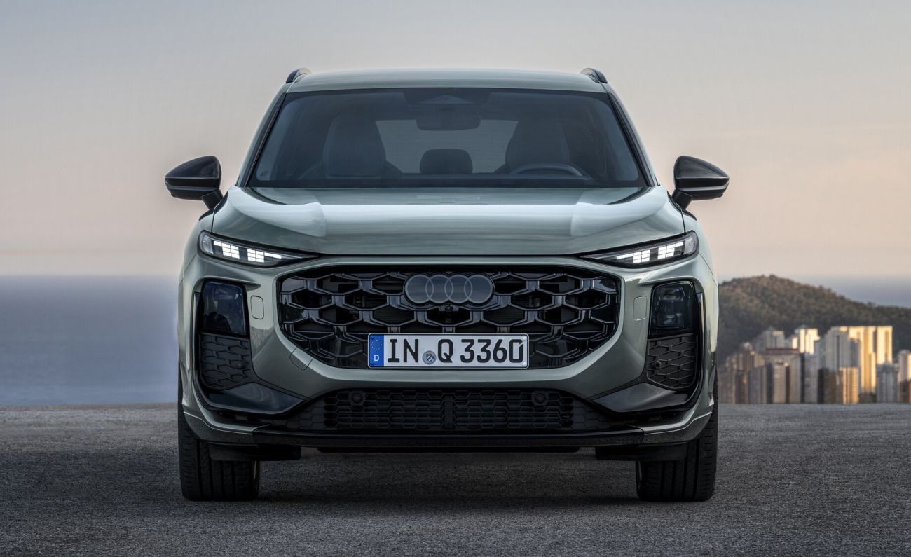 Frontal del Audi Q3 con un fondo montañoso, resaltando su atractivo.