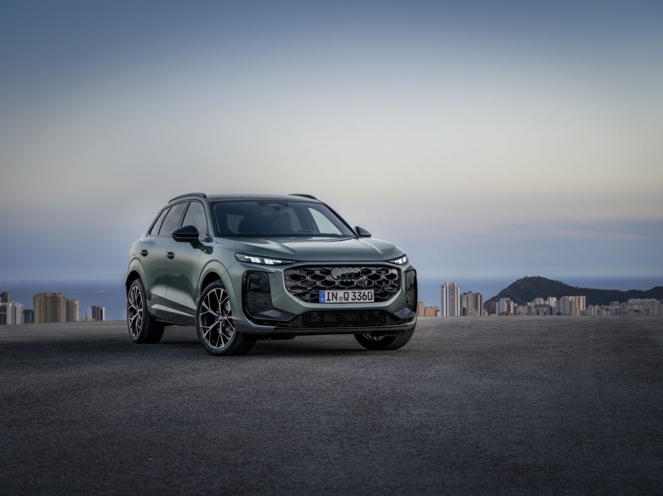 Vista frontal del Audi Q3, destacando su diseño elegante y moderno.