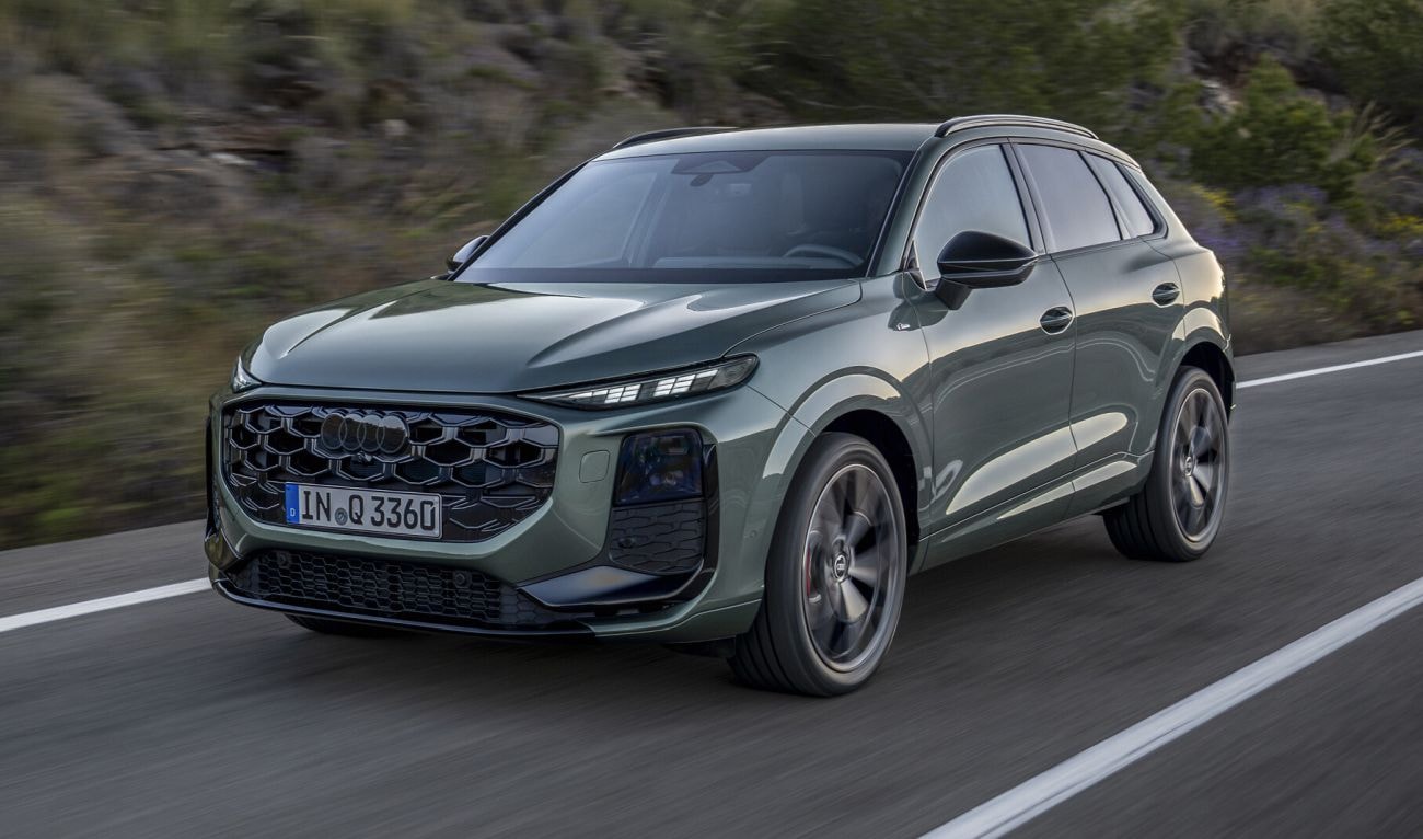 Audi Q3 en movimiento, resaltando su dinámica y presencia en carretera.