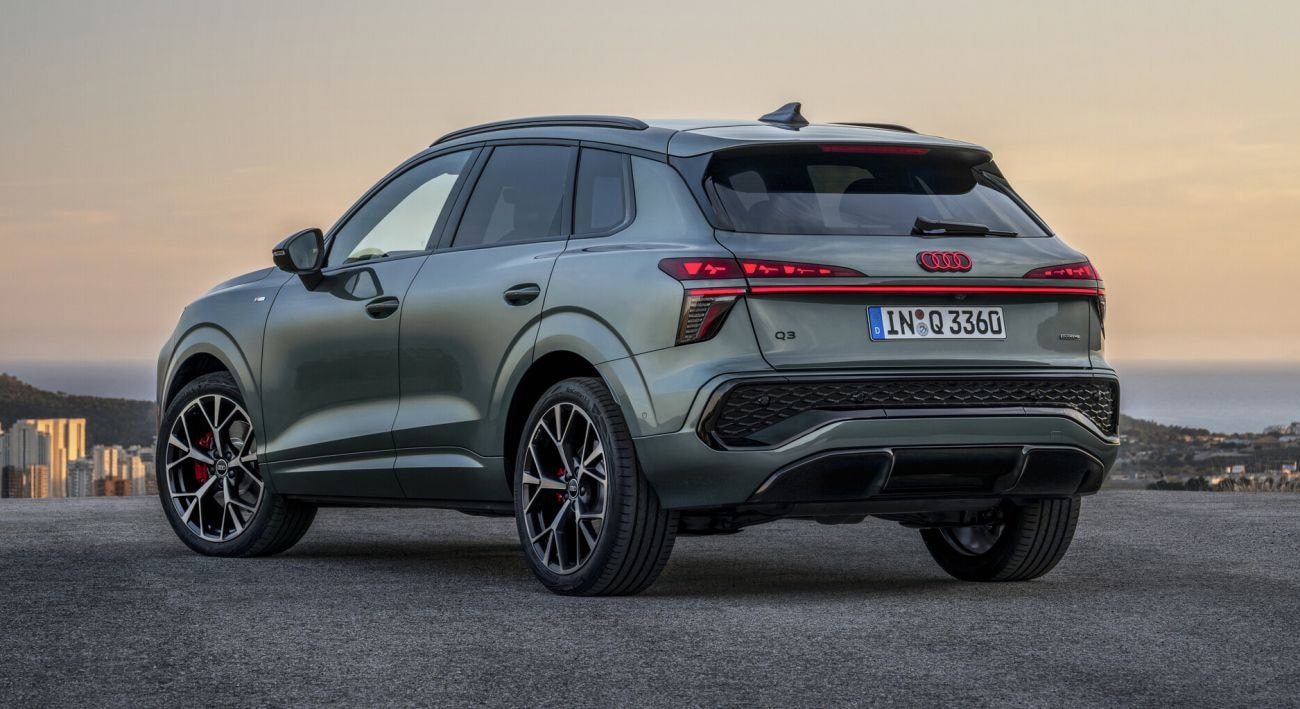 Vista lateral y trasera del Audi Q3, que muestra sus líneas estilizadas.
