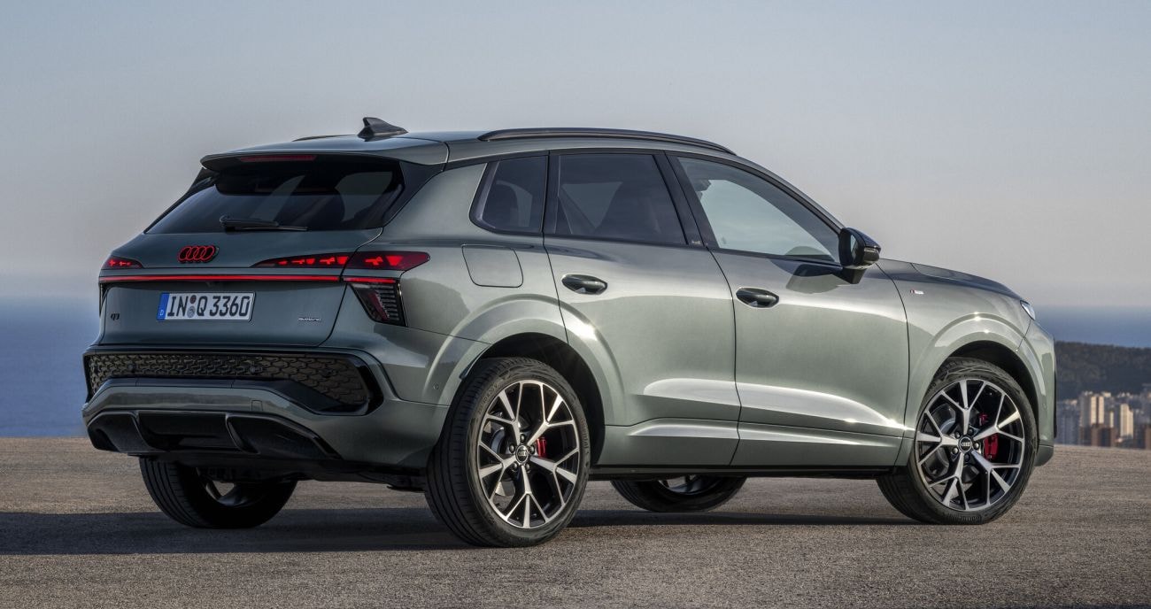 Vista trasera en un paisaje montañoso, subrayando su conexión con la naturaleza.