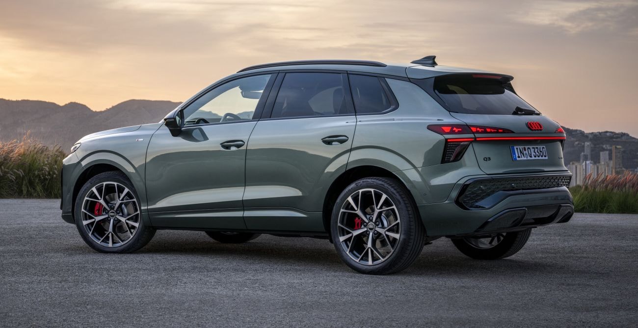 Imagen del Audi Q3 en un entorno urbano, destacando su versatilidad.