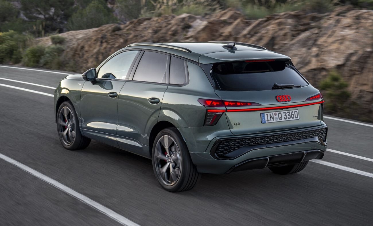 Vista trasera del Audi Q3, que muestra su estilo deportivo y aerodinámico.