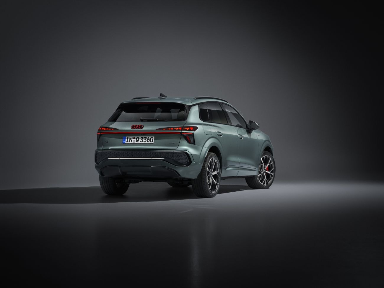 Frontal del Audi Q3 en estudio, mostrando su parrilla distintiva y diseño.