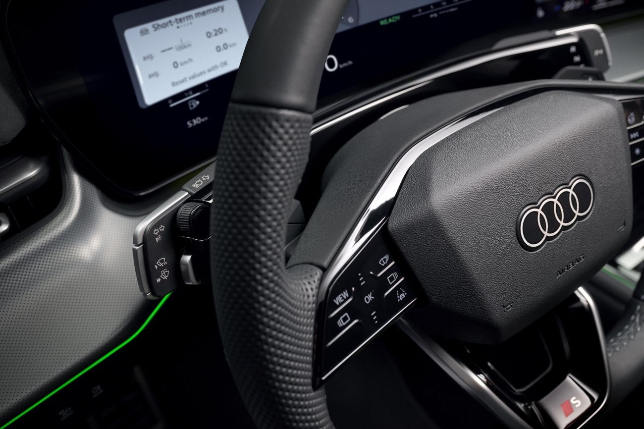 Vista del interior del Audi Q3 con acabados elegantes y tecnología avanzada.