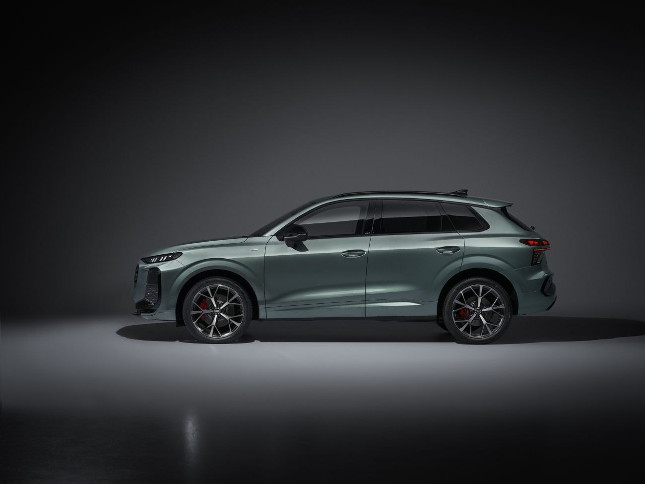 Otro ángulo del perfil del Audi Q3, destacando elegancia y deportividad.