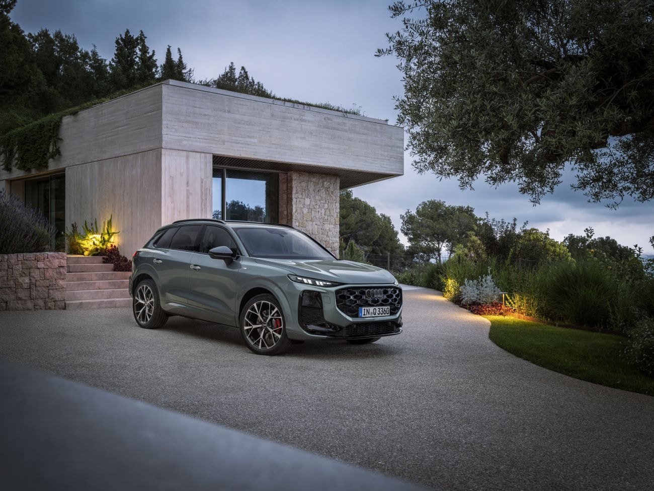 Audi Q3 en un entorno de lujo, mostrando su diseño sofisticado.