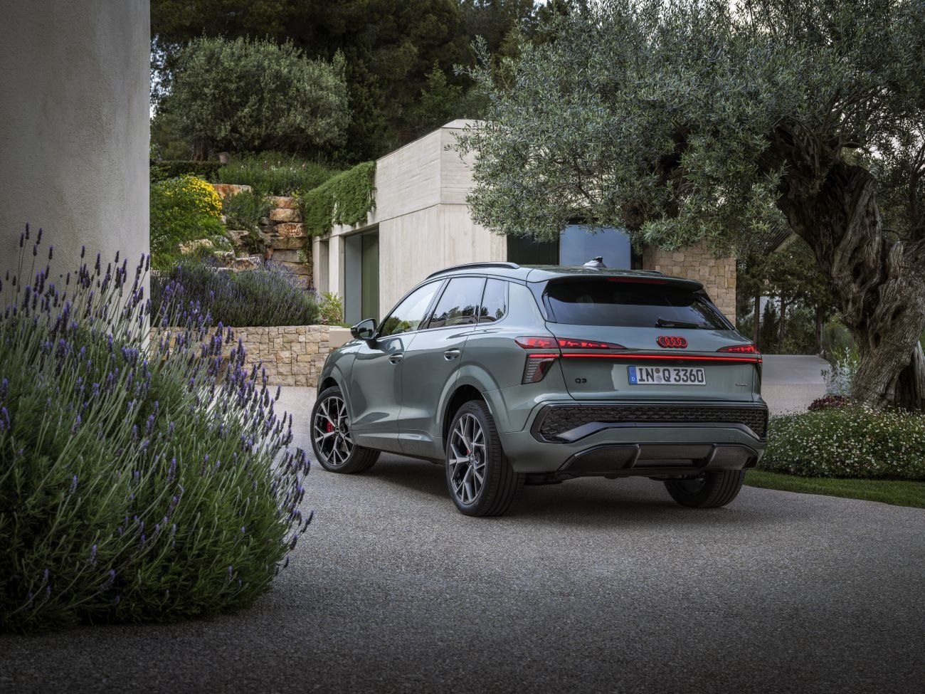 Audi Q3 estacionado con la ciudad de fondo, reflejando modernidad y estilo.