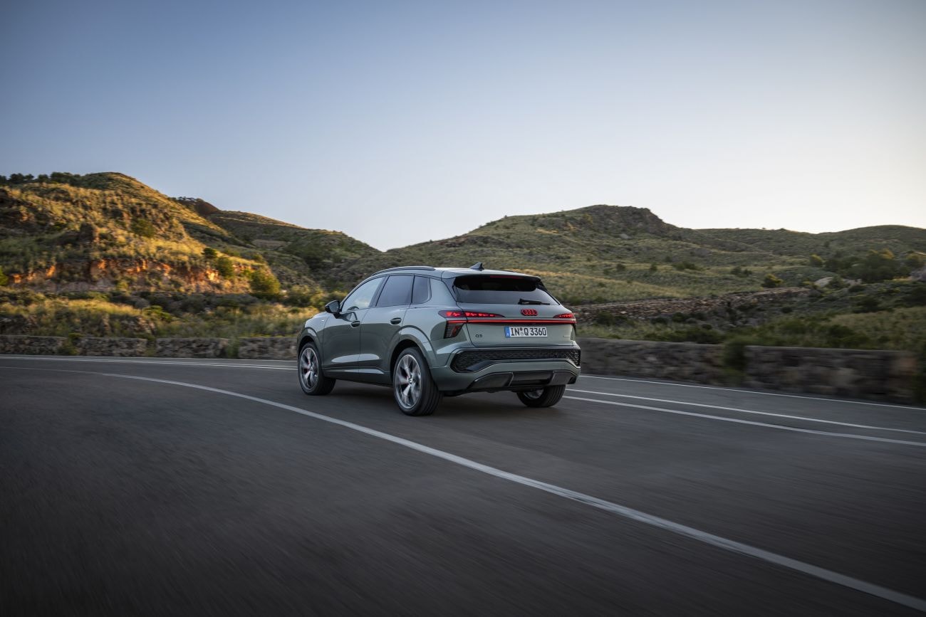 Vista trasera del Audi Q3 en un entorno montañoso, demostrando su elegancia.
