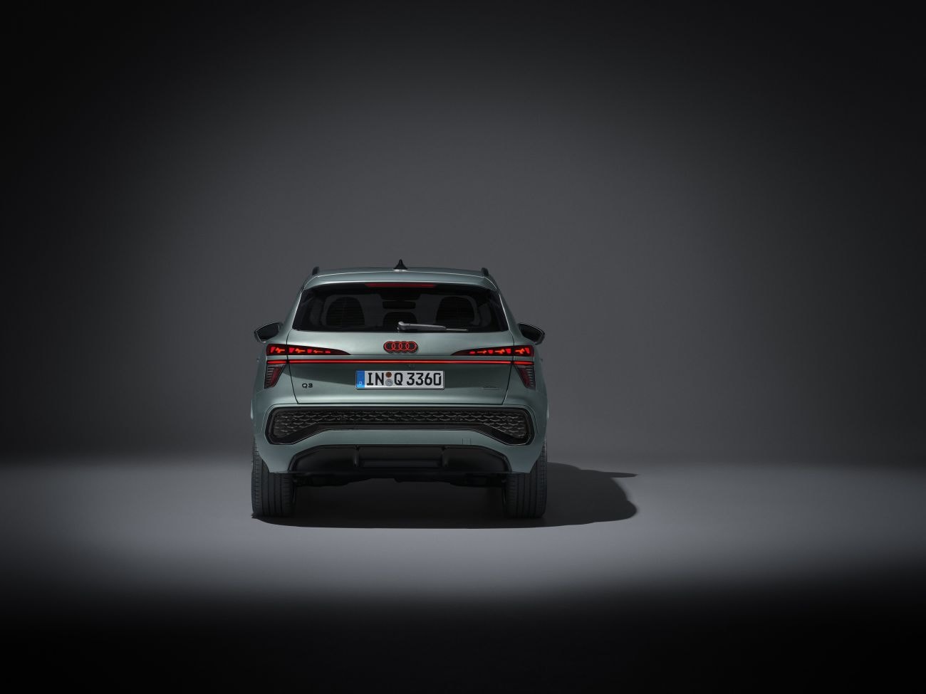 Vista trasera del Audi Q3 en estudio, resaltando su línea contemporánea.