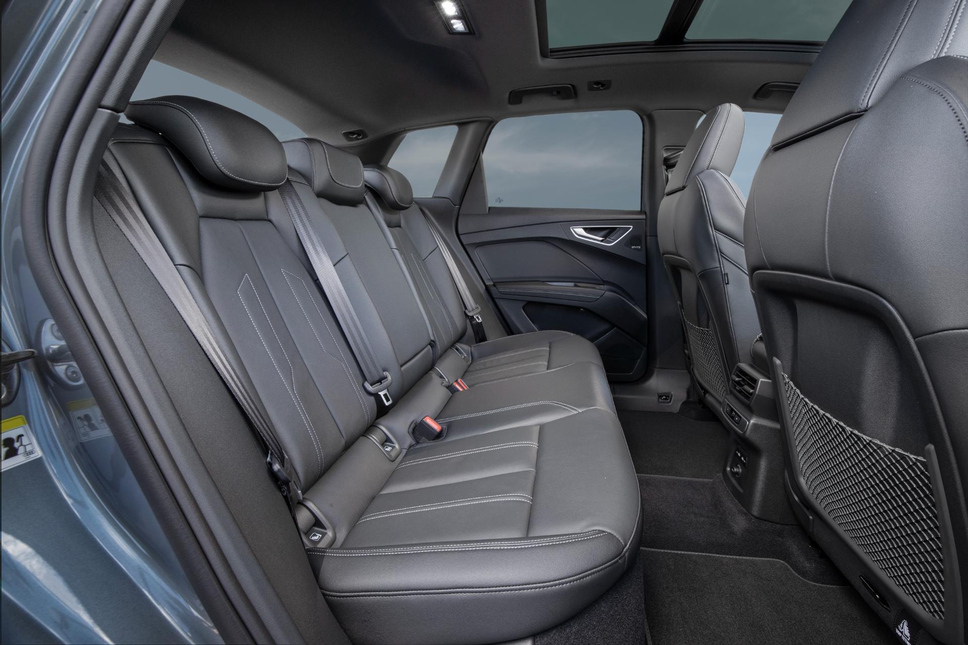 Espacio y comodidad de los asientos traseros del Audi Q4 eléctrico
