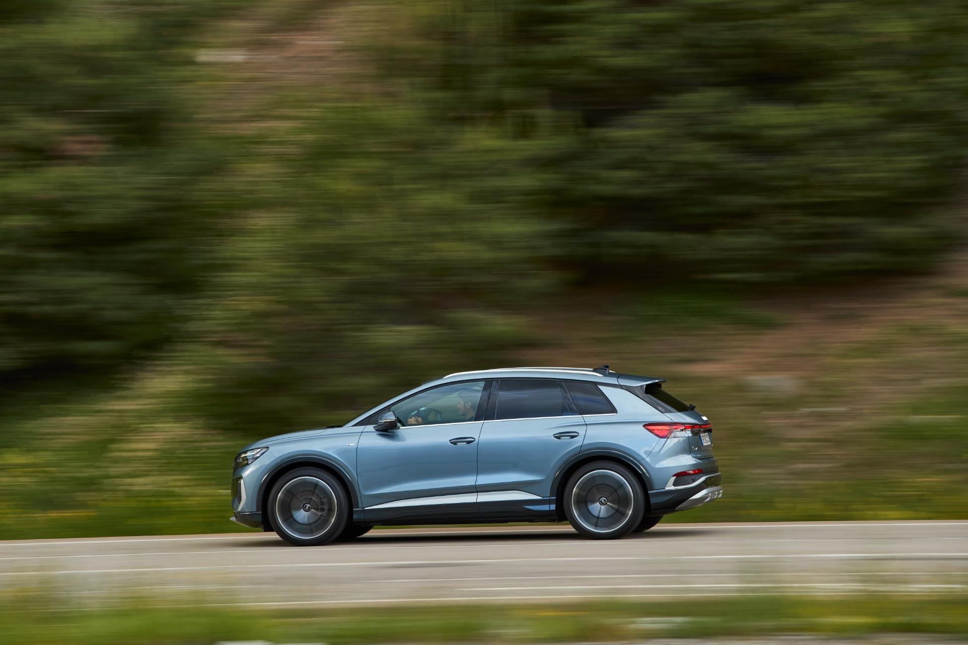 Audi Q4 e-tron en aceleración, captado en una toma lateral dinámica