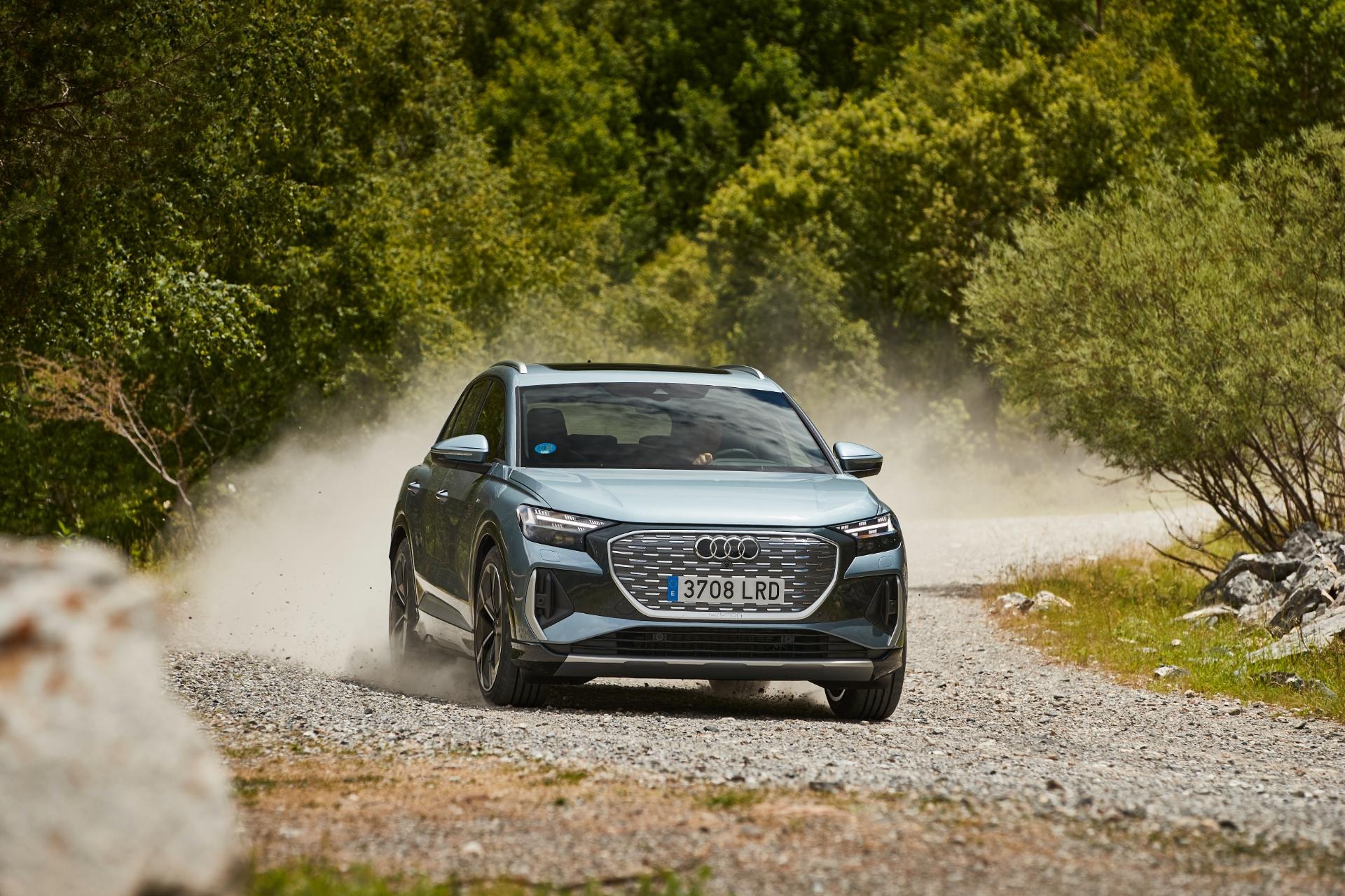 Audi Q4 e-tron enfrentando caminos agrestes, demostrando versatilidad.