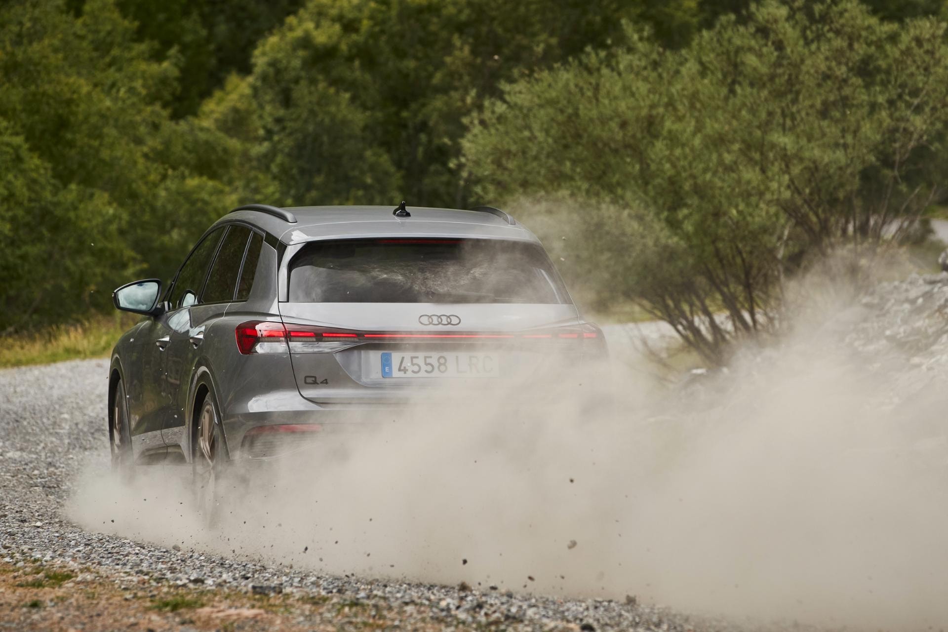 Vista trasera del Audi Q4 e-tron mostrando su capacidad en caminos de grava