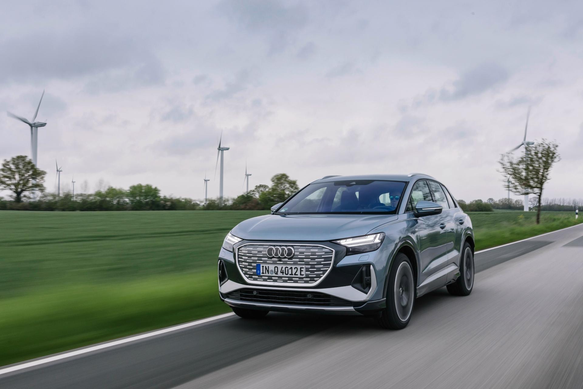 Fotografía dinámica del Audi Q4 e-Tron destacando sus líneas laterales.