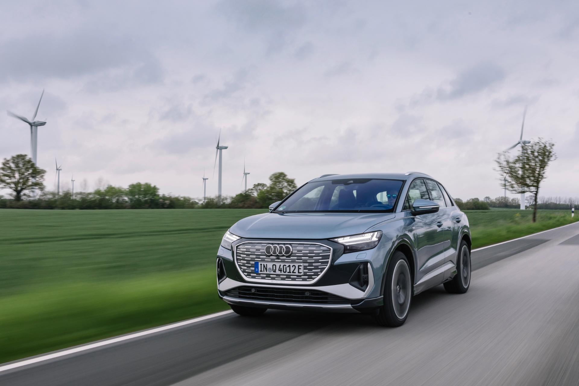 Imagen del Audi Q4 e-Tron en movimiento, destacando su diseño aerodinámico.