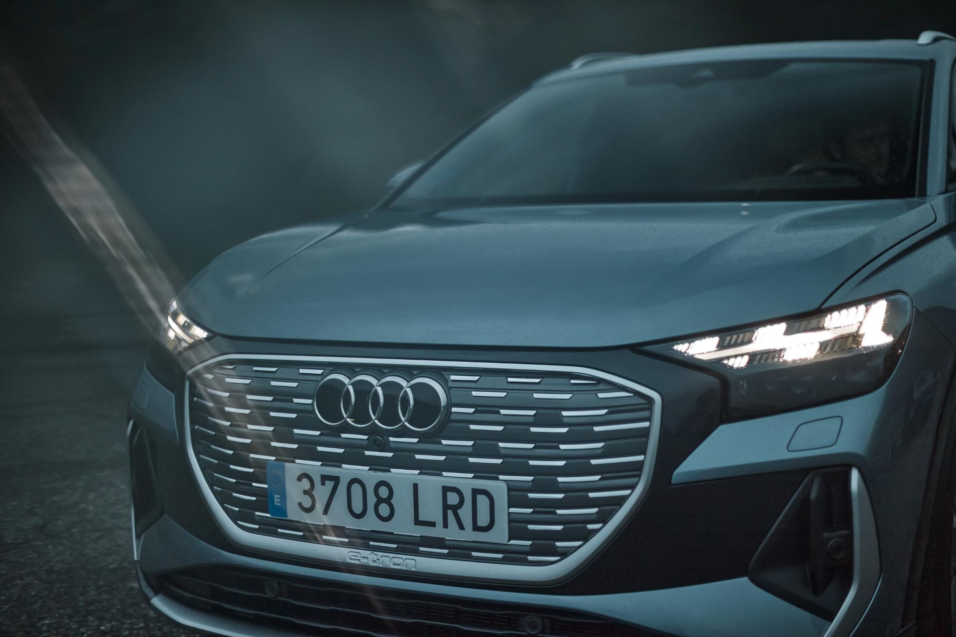 Vista detallada de la iluminación y parrilla del Audi Q4 e-tron