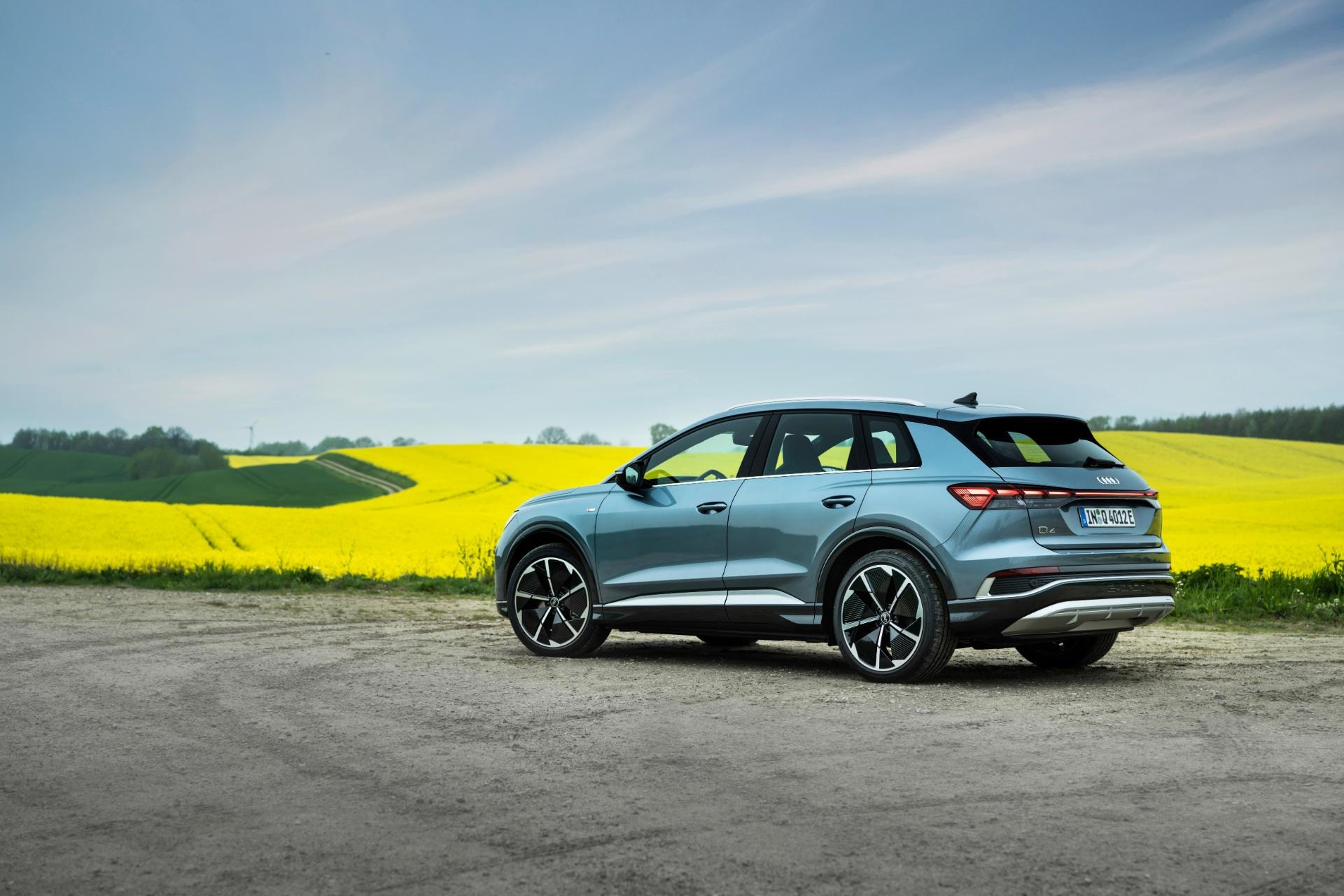 Audi Q4 e-tron vista lateral con campo de colza de fondo