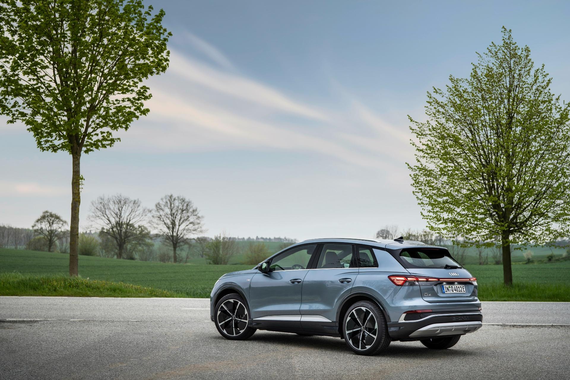 Silueta dinámica del Audi Q4 e-tron capturada al atardecer.