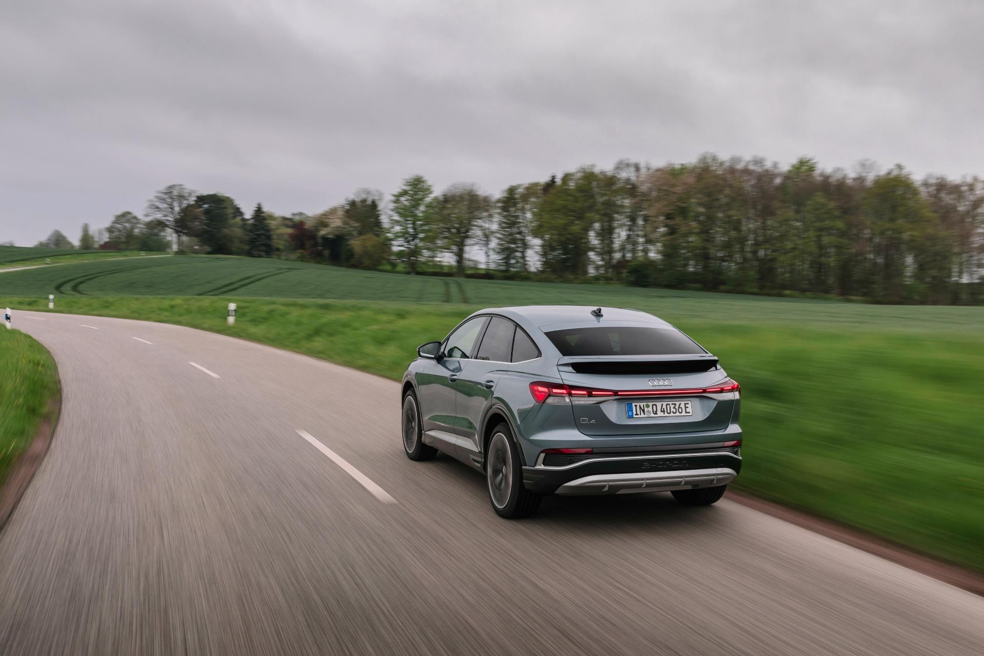 Impecable imagen en movimiento del Audi Q4 e-tron, resalta su diseño trasero