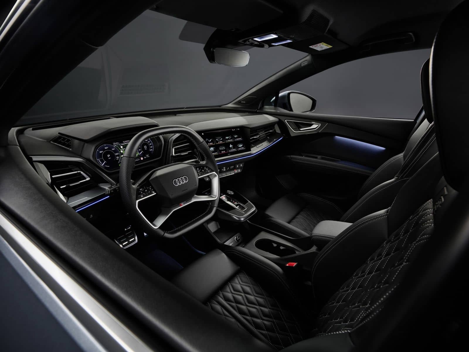 Elegante diseño de puertas traseras y detalles del habitáculo interior del Audi Q4 e-tron.