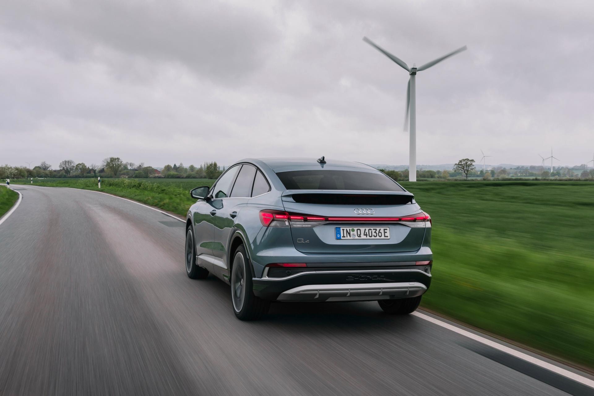 Audi Q4 e-Tron capturado desde una perspectiva trasera mientras se desplaza.