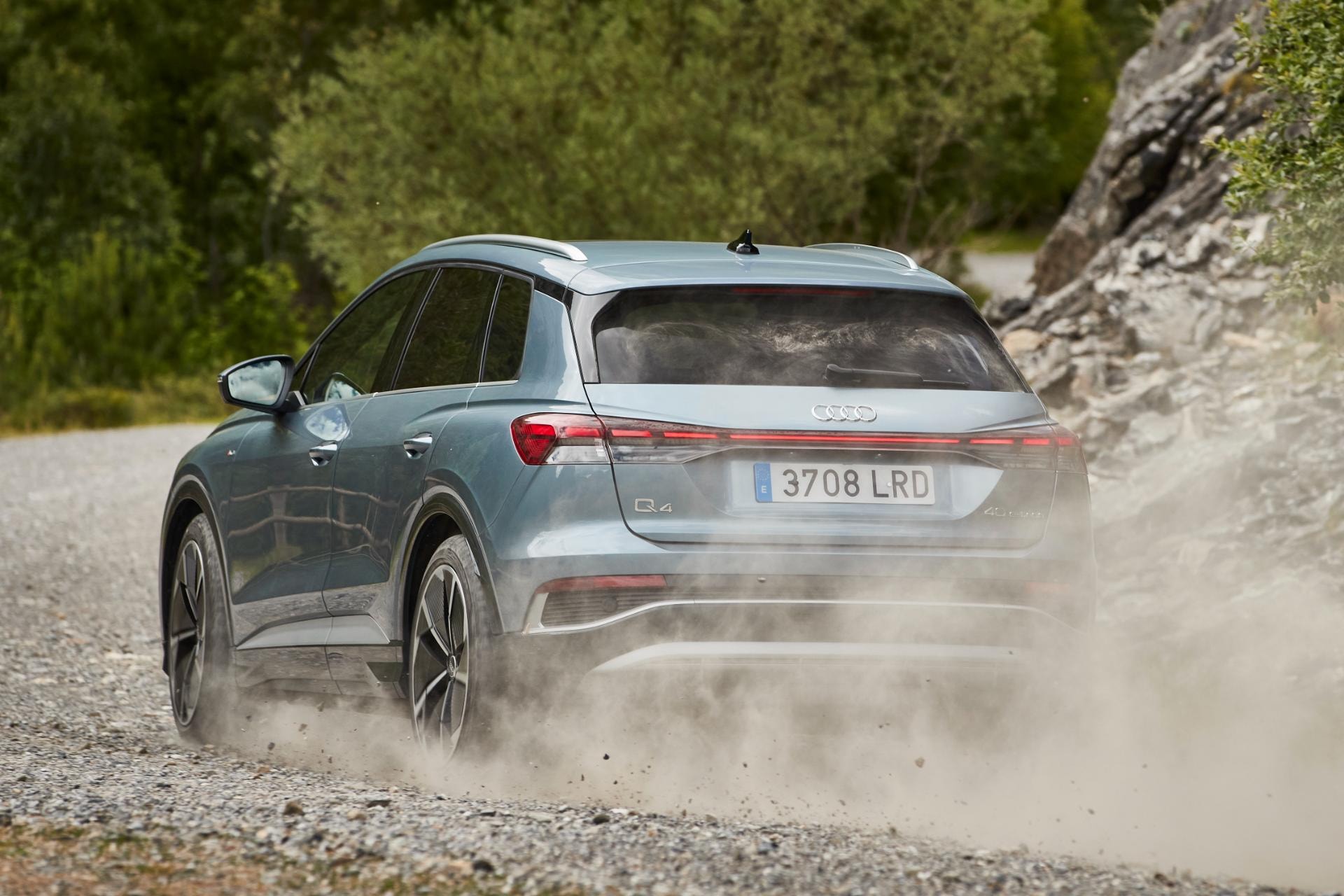 Audi Q4 eléctrico en un camino de tierra elevando polvo, aventura y estilo