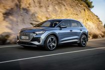 Vista dinámica del Audi Q4 e-tron, destacando su diseño y aerodinámica. Vista dinámica del Audi Q4 e-tron, destacando su diseño y aerodinámica.