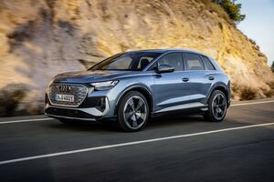 Vista dinámica del Audi Q4 e-tron, destacando su diseño y aerodinámica. Vista dinámica del Audi Q4 e-tron, destacando su diseño y aerodinámica.