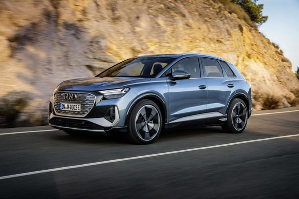 Vista dinámica del Audi Q4 e-tron, destacando su diseño y aerodinámica.