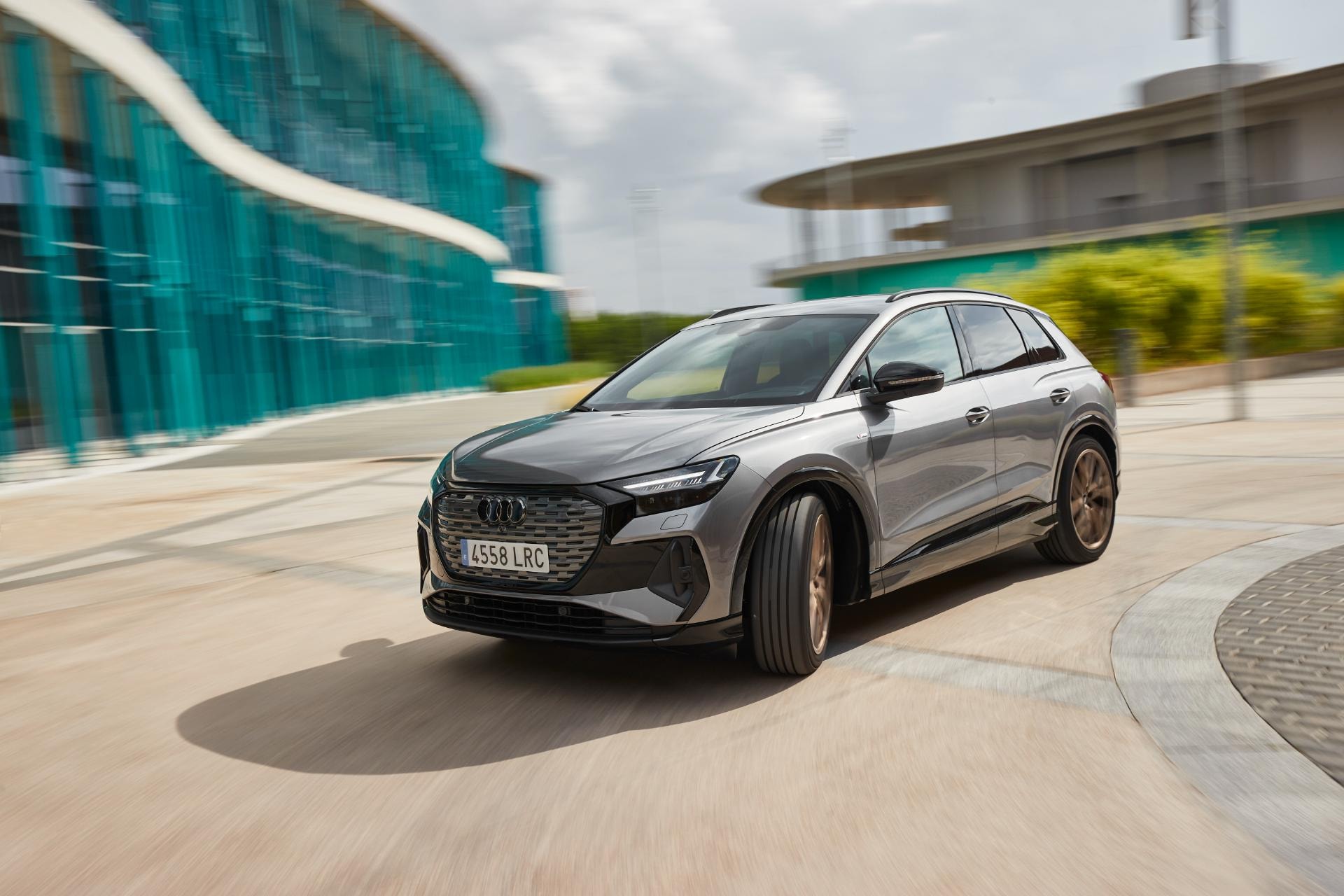 Audi Q4 eléctrico en movimiento demostrando su diseño y dinamismo urbano