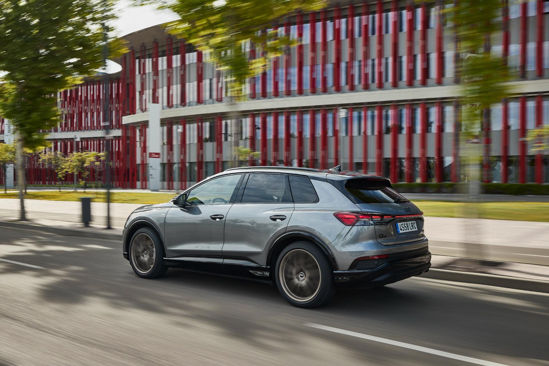 El Audi Q4 eléctrico en movimiento, reflejando su agilidad en entorno urbano.