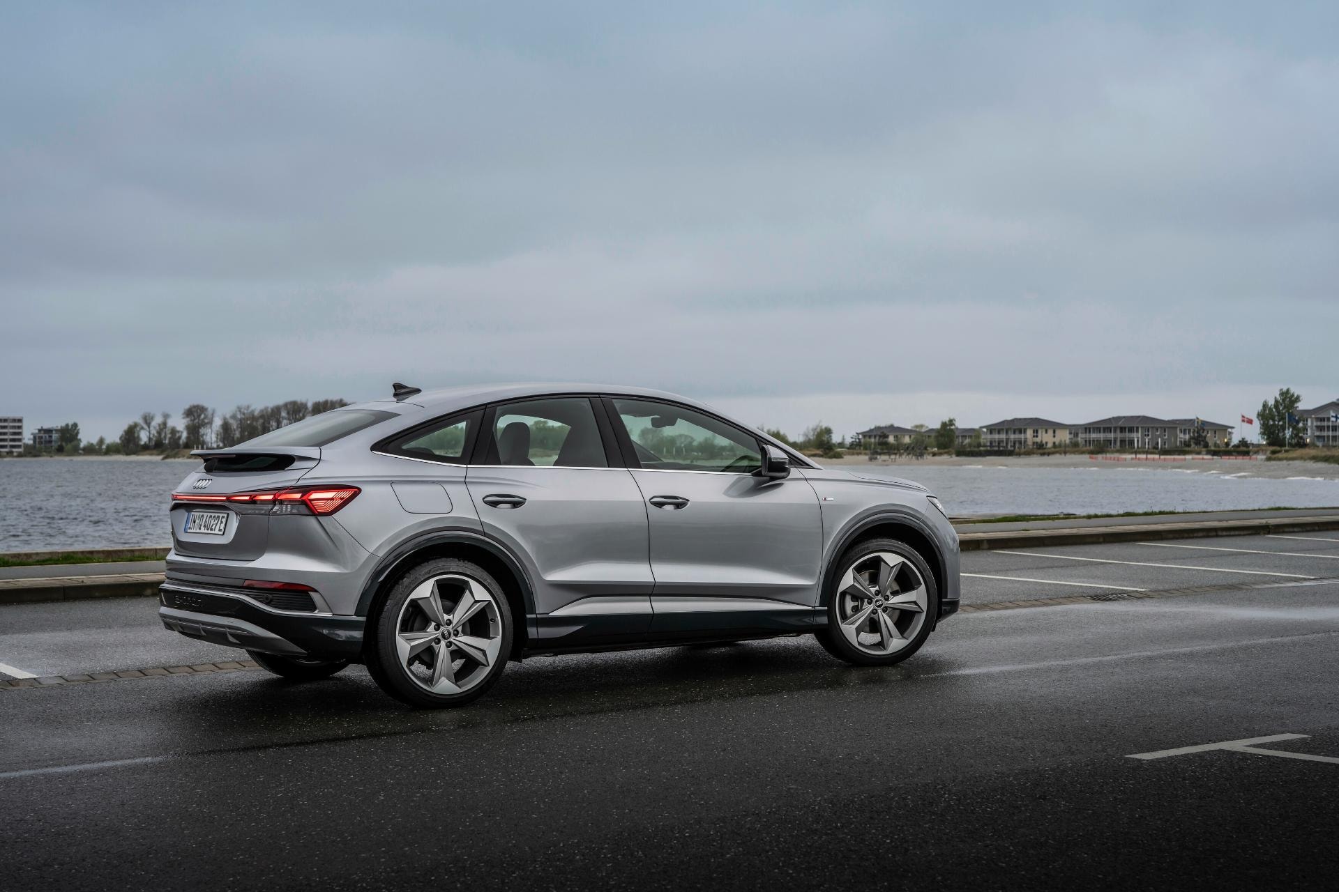 Perfil del Audi Q4 eléctrico en entorno urbano con cielo nublado