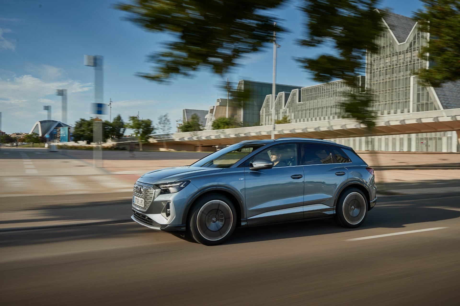 Audi Q4 en movimiento mostrando su silueta lateral y dinamismo