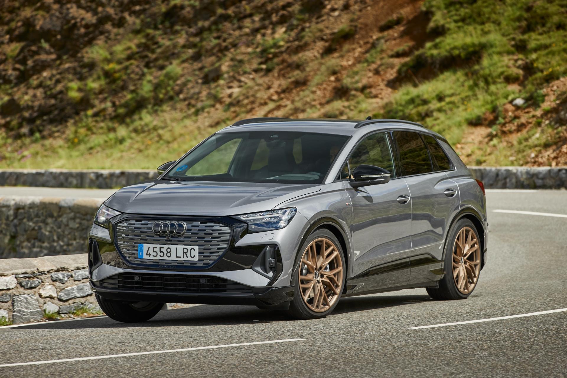 Imponente presencia del Audi Q4 e-tron en una carretera de montaña.