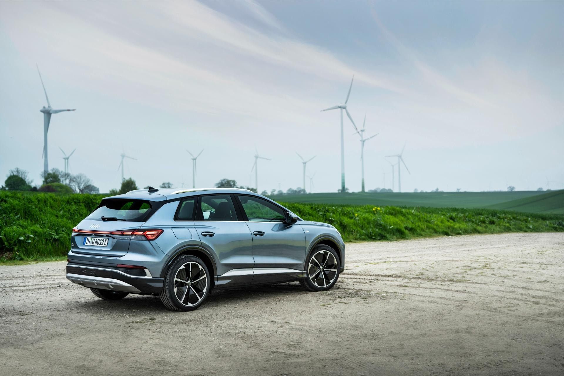 Imagen que captura la proporción y diseño de la línea lateral y trasera del Audi Q4