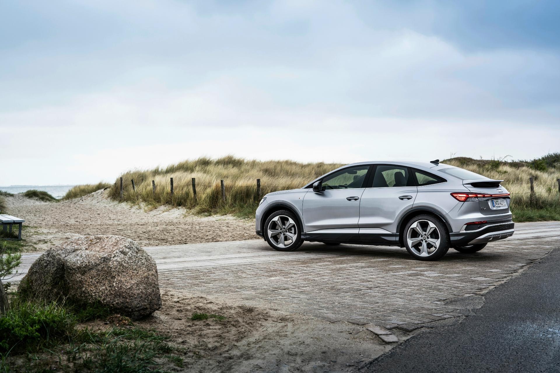 Perfil trasero del Audi Q4 e-tron, mostrando sus líneas y aerodinámica.